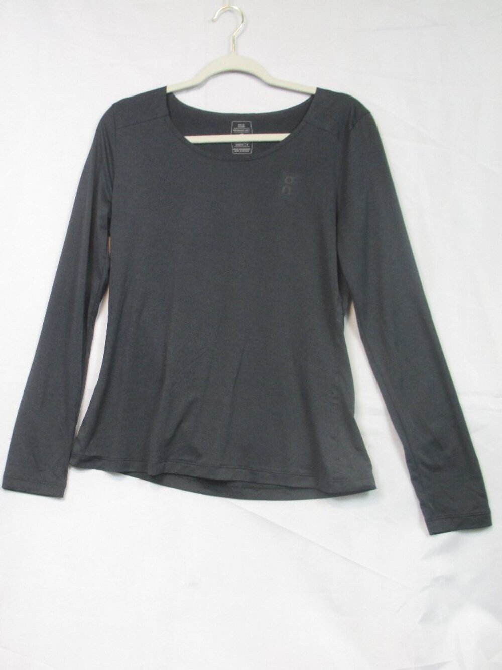 Womens Run on Clouds Performance Long-T Sleeve Gray Pull-over Size M Round Neck